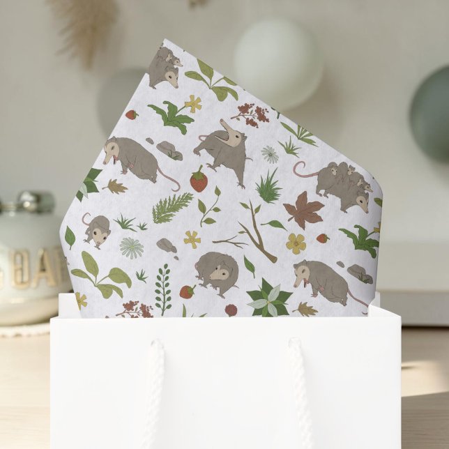 Papier Mousseline Opossums dans un champ de baies en blanc (Sunlit gift bag with white cottagecore opossum woodland tissue paper for a wild one birthday party.)