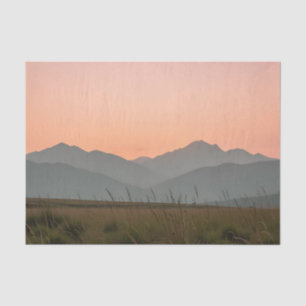 Papier Mousseline Paysage de montagnes d'herbe sauvage au coucher de