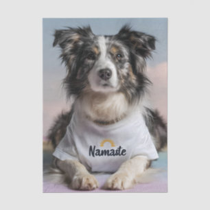 Papier Mousseline Petit chien dans un T-shirt "Namaste" sur un Yoga