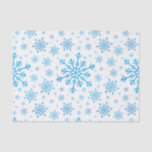 Papier Mousseline Pretty Blue Christmas Snowflakes sur Winter White<br><div class="desc">De taille mixte,  de jolis flocons de neige bleus sont éparpillés tout au long de ce motif saisonnier de Noël. Ce joli design festif avec un arrière - plan blanc hivernal est sûr de plaire à tout âge et parfait pour quiconque aime les motifs doux et délicats de Noël.</div>