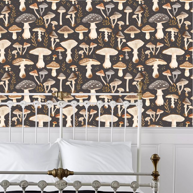 Papier Peint Cottagecore Champignon foncé (Cottagecore Dark Mushroom Wallpaper behind a white metal framed bed.)