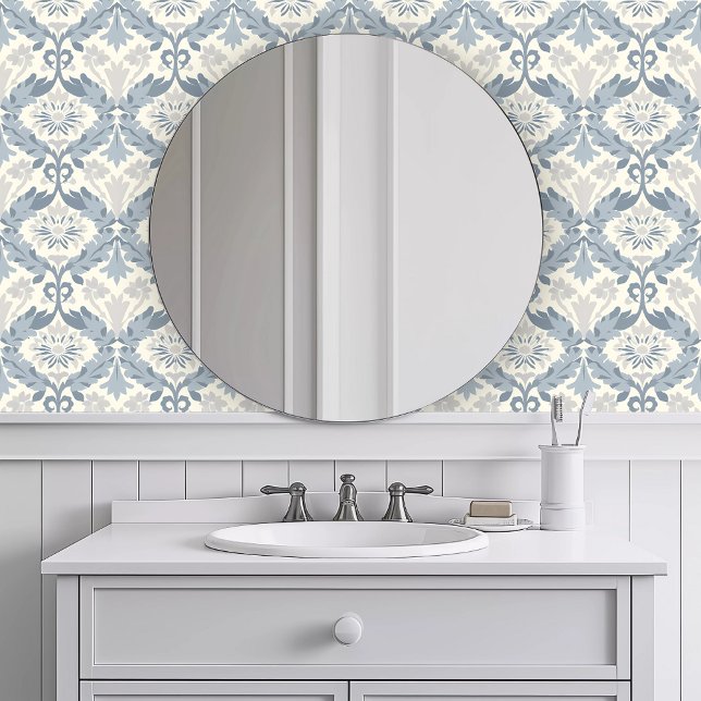 Papier Peint Couronne bleu monochromatique (Monochromatic Blue Wreath Wallpaper in a white bathroom.)