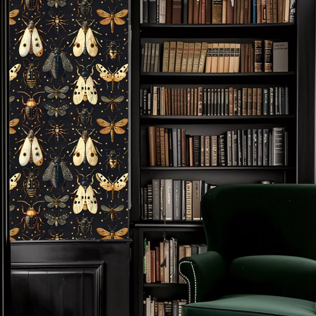 Papier Peint Crème universitaire foncée et insectes noirs (Dark Academia Cream and Black Insects Wallpaper in a library.)