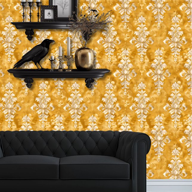 Papier Peint Crème Whimsigoth sur Gold Elegant (Whimsigoth Cream Damask on Yellow wallpaper behind a black couch.)