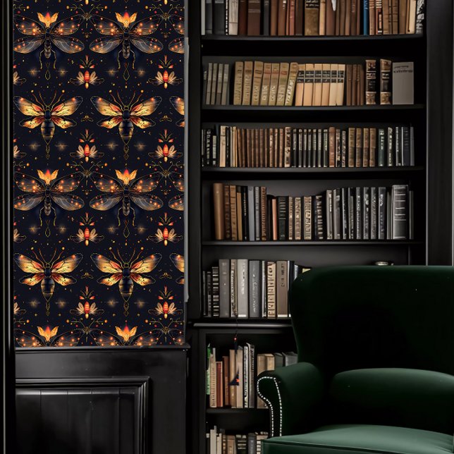 Papier Peint Dark Academia Grandes Insectes Rouge et Or (Dark Academia Large Red and Gold Insects Wallpaper in a library.)