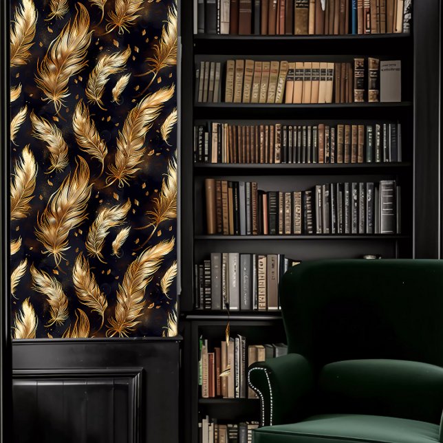 Papier Peint Dark Academia Pieds Noir et Or (Dark Academia Black and Gold Feathers Wallpaper in a library.)