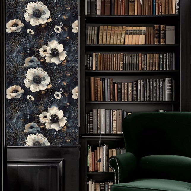 Papier Peint Dark Academia Spider Webs avec fleurs blanches (Dark Academia Spider Webs with White Flowers Wallpaper in a library.)