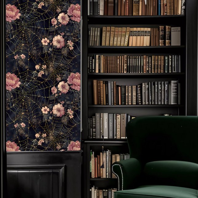 Papier Peint Dark Academia Spider Webs avec fleurs roses (Dark Academia Spider Webs with Pink Flowers Wallpaper in a library.)