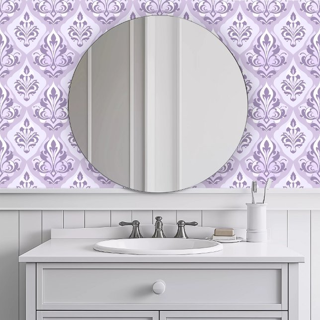 Papier Peint Faune pourpre monochromatique répétée (Monochromatic Pink Fleur Wallpaper in a white bathroom.)