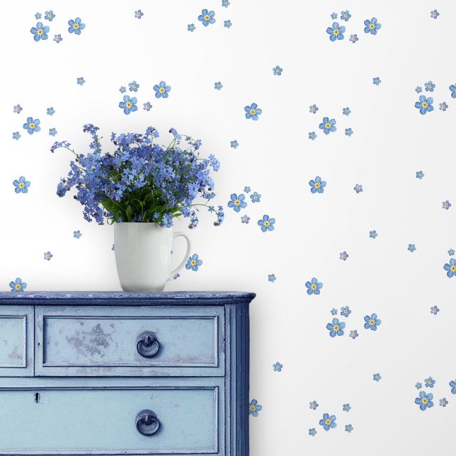 Papier Peint Fleurs de myosotis aquarelle bleue - blanc (Weiße Tapete mit Millefleurs Vergissmeinnicht Blüten und Kommode mit Büchern und Blumenstrauß)