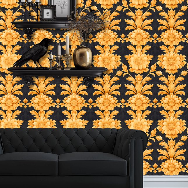 Papier Peint Fleurs d'or Whimsigoth en noir (Whimsigoth Yellow Floral Damask on Black wallpaper behind a black couch.)