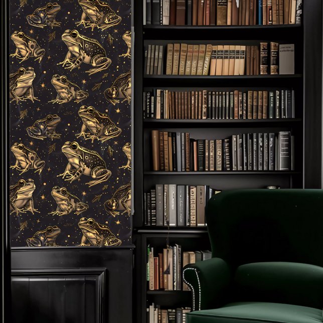 Papier Peint Grenouilles dorées Dark Academia (Dark Academia Gold Frogs Wallpaper in a library.)