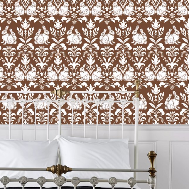 Papier Peint Lapin Cottagecore (Cottagecore Rabbit Wallpaper behind a white metal bed frame. )