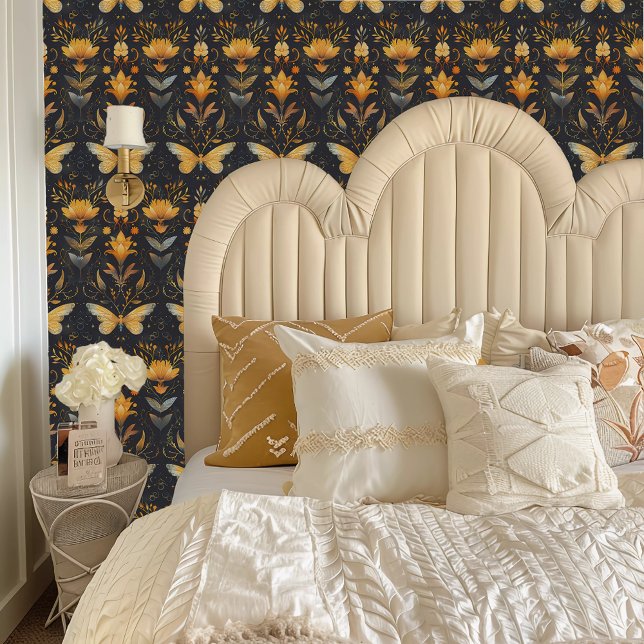 Papier Peint Papillons et fleurs jaunes Fairycore (Fairycore Yellow Butterflies and Flowers Wallpaper behind a cream colored headboard.)