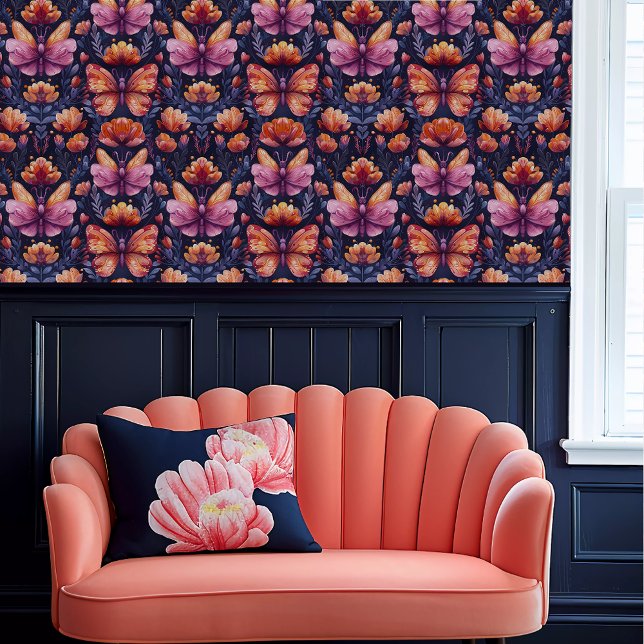Papier Peint Papillons Fairycore rouge et rose (Fairycore Red and Pink Butterflies Wallpaper above a coral scalloped sofa.)