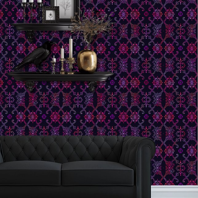 Papier Peint Trellis fracturés Whimsigoth (Whimsigoth Magenta and Purple Trellis wallpaper behind a black couch.)