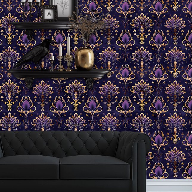 Papier Peint Whimsigoth Elegant violet et or (Whimsigoth ELegatn Purple & Gold wallpaper behind a black couch.)