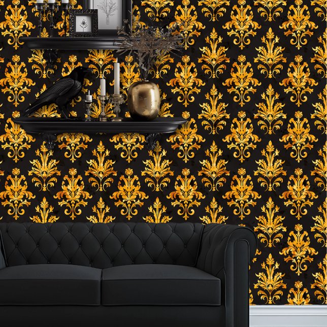 Papier Peint Whimsigoth Gold Faune sur Noir (Whimsigoth Yellow Damask on Black wallpaper behind a black couch.)