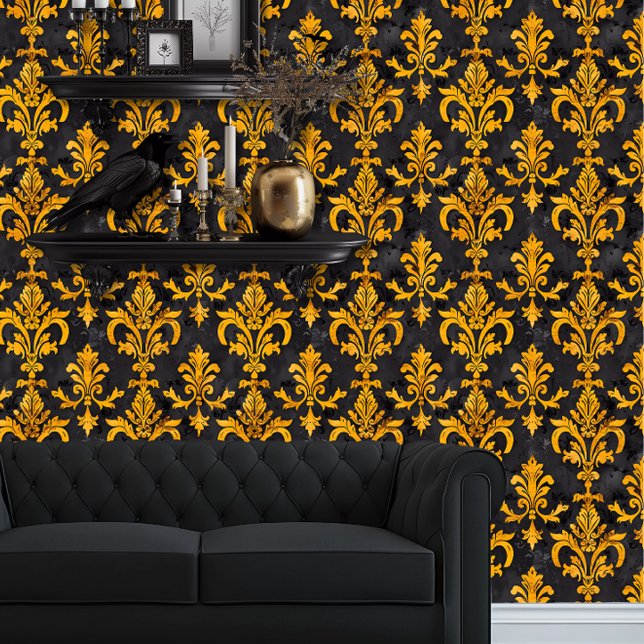 Papier Peint Whimsigoth Gold sur Black Elegant (Whimsigoth Yellow Damask on Black wallpaper behind a black couch.)
