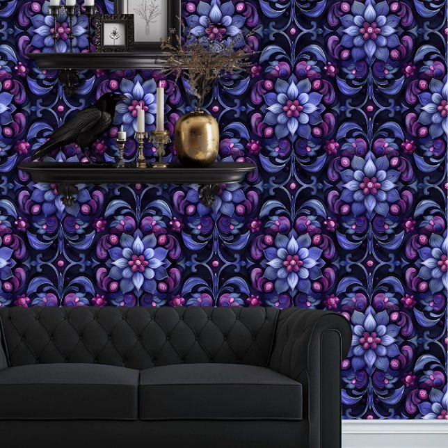 Papier Peint Whimsigoth Grandes fleurs bleues et violettes (Whimsigoth Purple & Blue Floral Damask wallpaper behind a black couch.)
