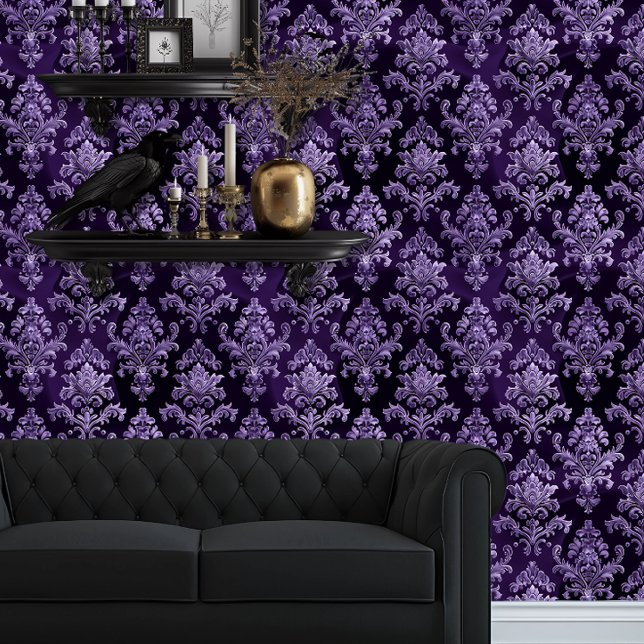 Papier Peint Whimsigoth Intricable violet sur sérigraphie (Whimsigoth Dark Purple and Black Damask wallpaper behind a black couch and goth floating shelves)