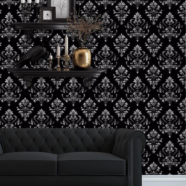 Papier Peint Whimsigoth noir et argent détaillé (Whimsigoth Gray Damask on black wallpaper behind a black couch.)