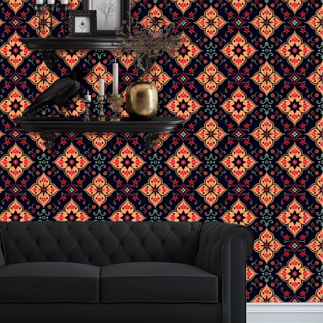 Papier Peint Whimsigoth Orange et rouge Géométrique Floral (Whimsigoth Orange and Red Geometric Floral Wallpaper behind a black couch.)