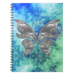 Papillon argenté sur le carnet rêveur de ciel de