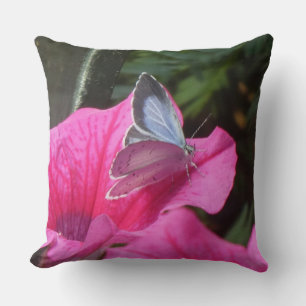 Papillon bleu de Holly sur Coussin de jet de fleur