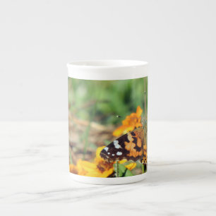 Papillon de la dame peinte sur Zinnia Mug