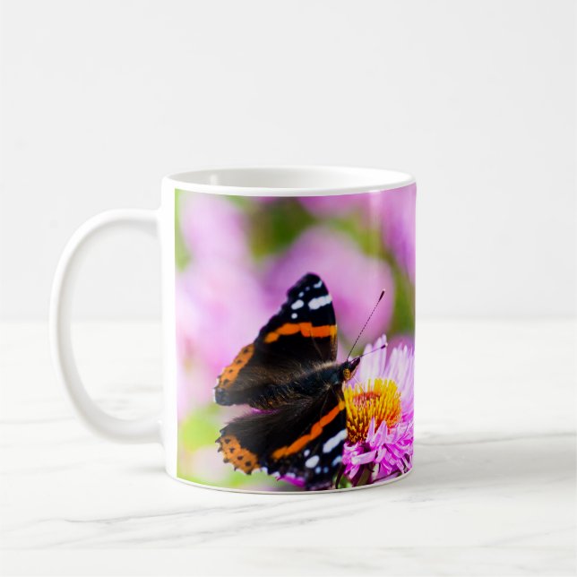 Papillon de l'amiral rouge sur une fleur Mug (Gauche)