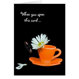 papillon et marguerite dans la tasse de thé