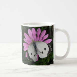 Papillon et Mug à fleurs roses
