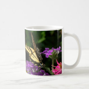 Papillon et tasse de fleurs