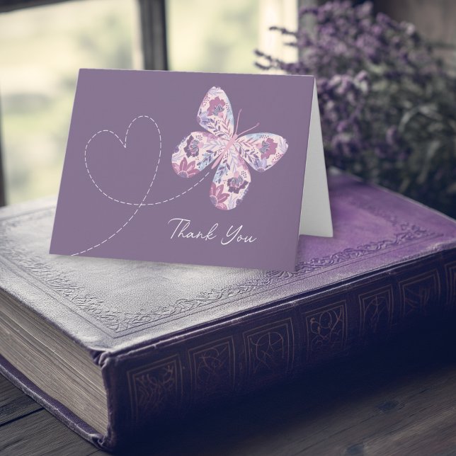 Papillon floral en vol avec coeur (Shown on a 4" x 5.6" folded note card)