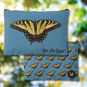 Papillon jaune mignon et initial sur le sac d'acce