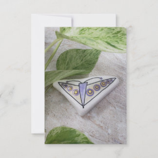 Papillon mauve peint à la main sur pierre de Santo