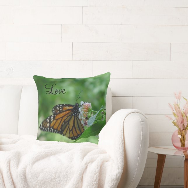 Papillon Monarque Fluttering sur Coussin Flower (Canapé)