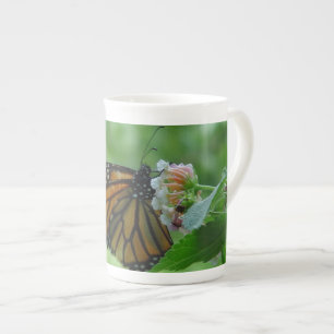Papillon Monarque sur la Mug de Chine d'os de fleu