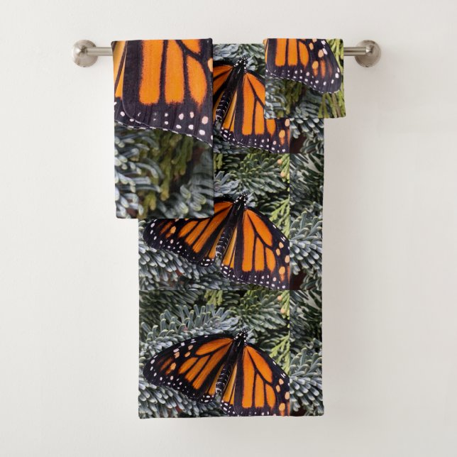 Papillon monarque sur verdure (En situation)