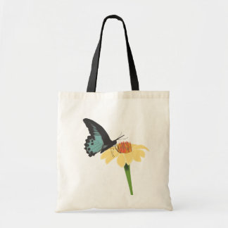 Papillon sur le sac fourre-tout à fleur