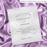 Papillon violet argenté faire-part de mariage<br><div class="desc">Une faire-part de mariage moderne,  élégante et minimaliste. Arrière - plan à l'aspect argent faux décoré de violet,  lavande pétillante et un butterlfy comme filigrane. Personnalisez et ajoutez vos noms et les détails du mariage. Lettres de couleur noire.</div>