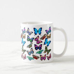 Papillons flottant par la tasse