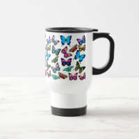 Papillons flottant par la tasse de voyage