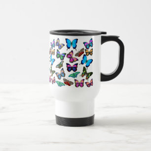 Papillons flottant par la tasse de voyage