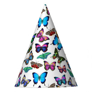 Papillons flottant par le chapeau de partie