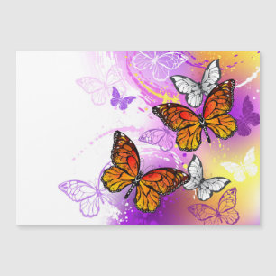 Papillons monarques sur fond violet