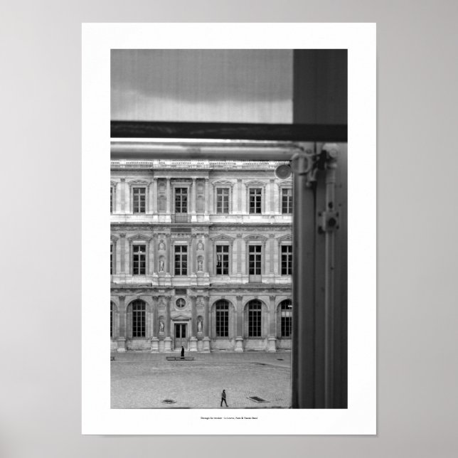 Par la fenêtre Le Louvre Paris B et W Poster (Devant)
