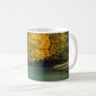 Parapluie d'érable au-dessus de la tasse de café d