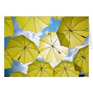 Parapluies jaunes et ensoleillées